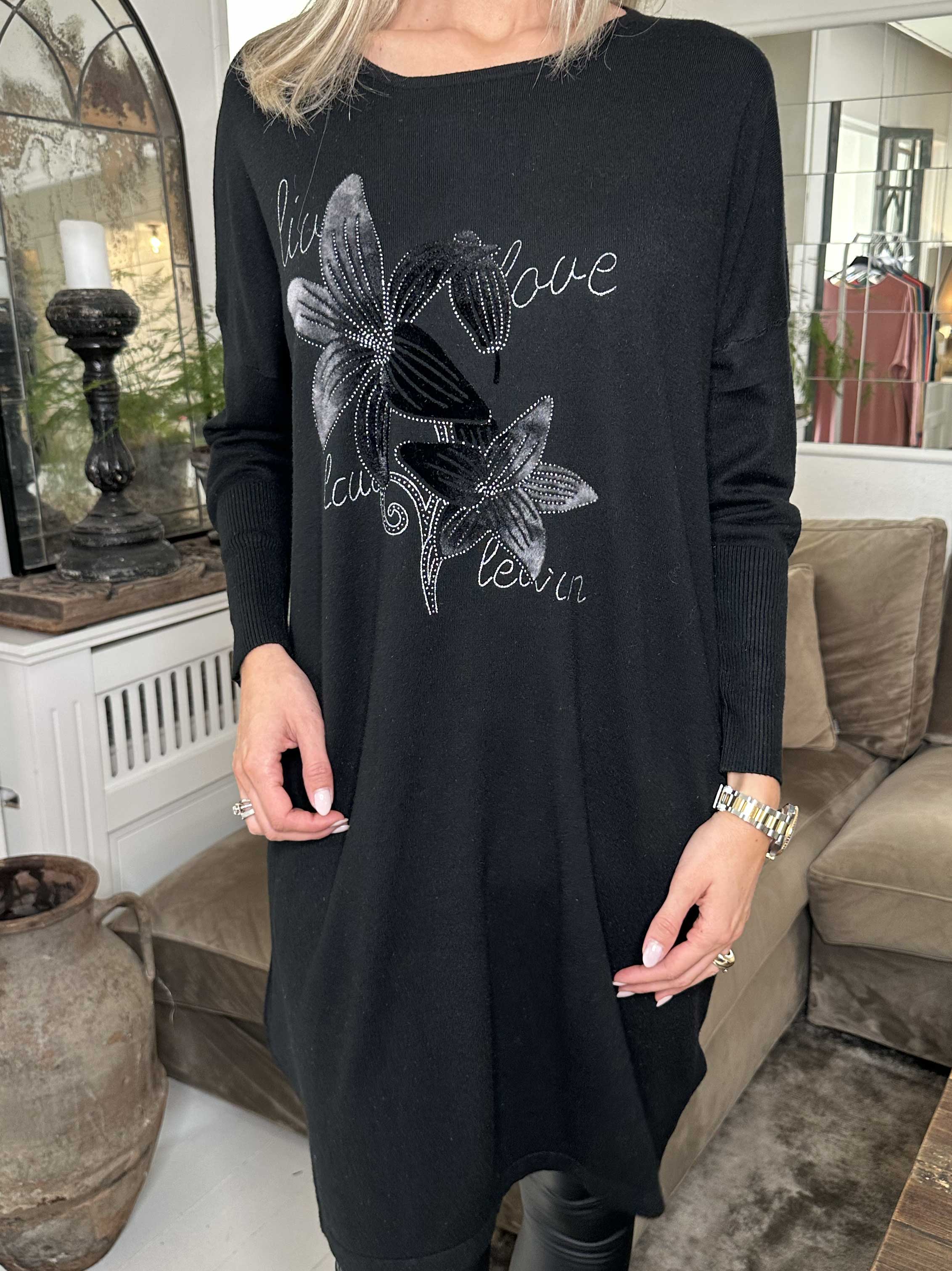 Amilie - Blød strikkjole med blomstermotiver